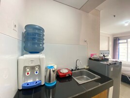 Habitación | Cocina privada | Frigorífico, placa de cocina y utensilios de cocina