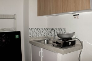 Room | Private kitchen | Fridge, stovetop, cookware/dishes/utensils, dining tables - Nice And Spacious 3Br At Meikarta Apartment (Cikarang)