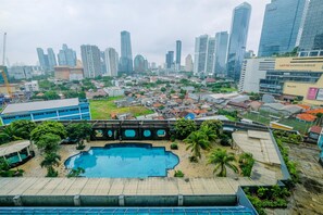Outdoor pool - Comfort And Minimalist 3Br Apartment At Bellagio Residence (Jakarta)
