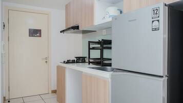 Habitación | Cocina privada | Refrigerador, parrilla de estufa y utensilios de cocina