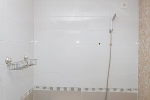 Kamar | Kamar mandi | Shower, perlengkapan mandi gratis,  dan handuk