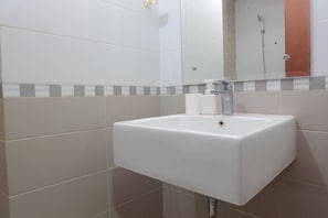 Habitación | Baño | Ducha, artículos de higiene personal gratuitos y toallas