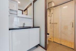 Zimmer | Badezimmer | Dusche, kostenlose Toilettenartikel, Handtücher, Shampoo