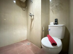 Habitación | Baño | Ducha, artículos de higiene personal gratuitos y toallas