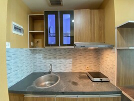 Habitación | Cocina privada | Frigorífico, placa de cocina y utensilios de cocina