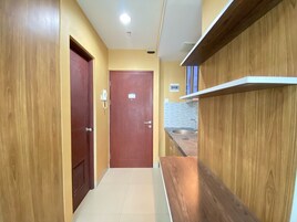 Habitación | Cocina privada | Frigorífico, placa de cocina y utensilios de cocina