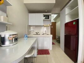 Refrigerador, placa de cocina, utensilios de cocina