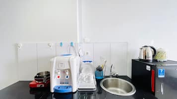 Quarto | Cozinha privada | Geladeira, cooktop, talheres/pratos/utensílios de cozinha