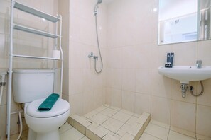 Kamar | Kamar mandi | Shower, perlengkapan mandi gratis, handuk, dan sampo