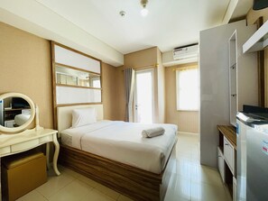 1 bedroom, free WiFi, bed sheets - Spacious Studio Room Apartment At Parahyangan Residence (Bandung)