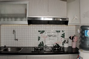 Zimmer | Eigene Küche | Kühlschrank, Herdplatte, Kochgeschirr/Geschirr/Besteck