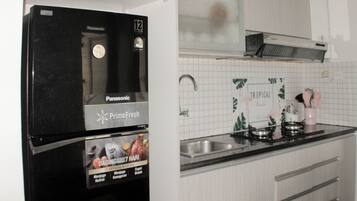 Habitación | Cocina privada | Frigorífico, placa de cocina y utensilios de cocina