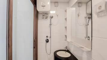 Habitación | Baño | Ducha, artículos de higiene personal gratuitos y toallas