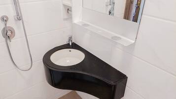 Kamar | Kamar mandi | Shower, perlengkapan mandi gratis,  dan handuk