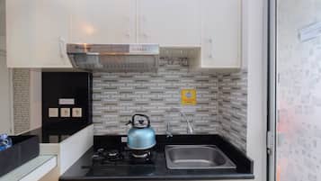 Værelse | Privat køkken | Køleskab, kogeplade, køkkentøj/tallerkener/redskaber