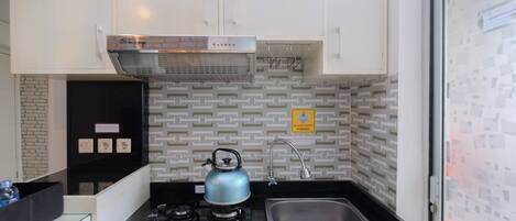 Habitación | Cocina privada | Frigorífico, placa de cocina y utensilios de cocina