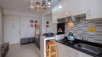 Room | Private kitchen | Fridge, stovetop, cookware/dishes/utensils
