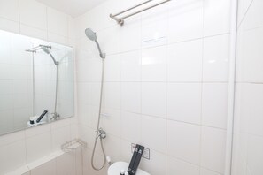 Habitación | Baño | Regadera, amenidades de baño gratuitas, toallas, shampoo 