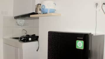 Kamer | Privékeuken | Een koelkast, een kookplaat, kookgerei, borden en bestek