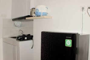Room | Private kitchen | Fridge, stovetop, cookware/dishes/utensils - Comfy And Tidy Studio At Riverview Jababeka Apartment (Cikarang)