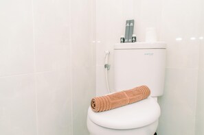 Szoba | Fürdőszoba | Zuhanyzó, ingyenes piperecikkek, törölközők és sampon