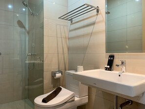 Kamer | Badkamer | Een douche, gratis toiletartikelen, handdoeken