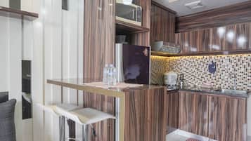 Room | Private kitchen | Fridge, microwave, stovetop, cookware/dishes/utensils