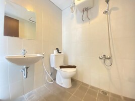 Habitación | Baño | Ducha, artículos de higiene personal gratuitos, toallas y champú