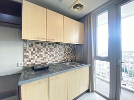 Habitación | Cocina privada | Frigorífico, placa de cocina y utensilios de cocina