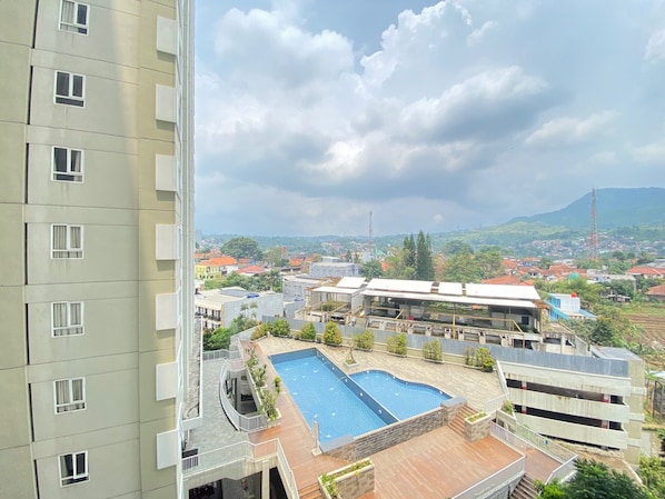Outdoor pool - Private And Spacious Studio Room At Skyland City Jatinangor (Hegarmanah)