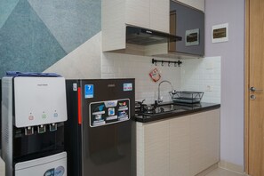 Habitación | Cocina privada | Refrigerador, parrilla de estufa y utensilios de cocina 