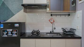 Room | Private kitchen | Fridge, stovetop, cookware/dishes/utensils