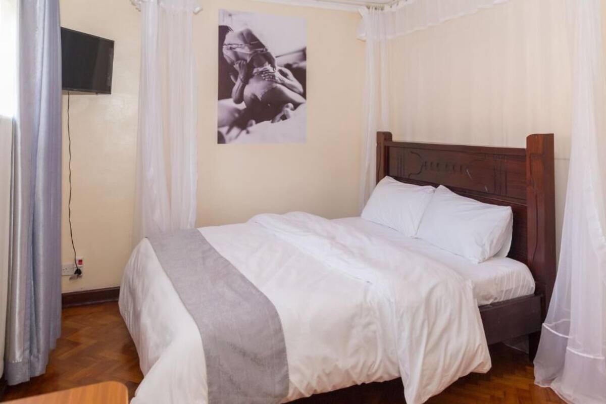 Deluxe Studio | WiFi (free), bed sheets