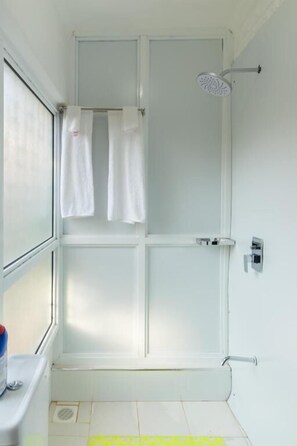 Deluxe Studio | Bathroom | Shower, slippers, towels