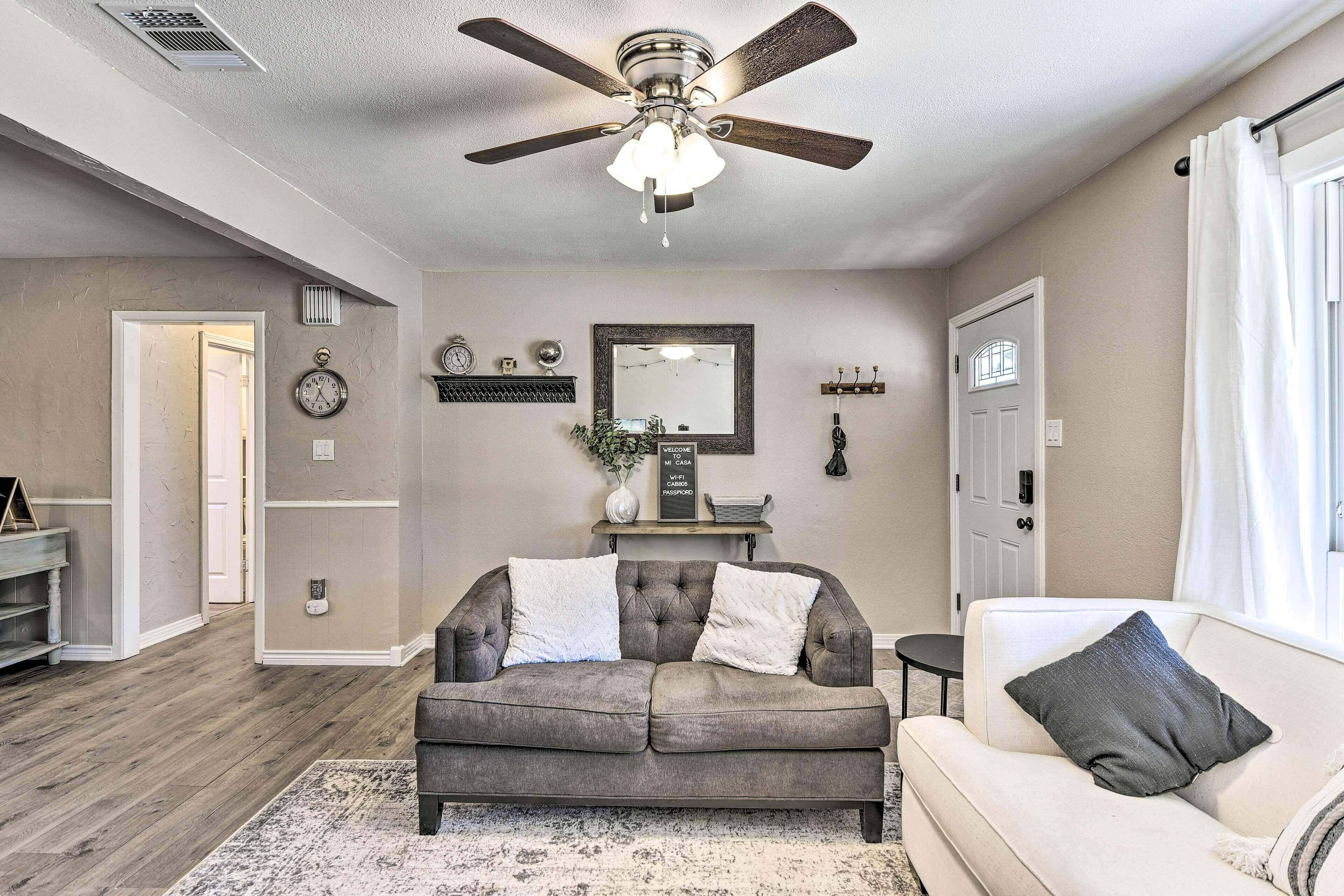 Downtown Arlington Hub 1 Mi to AT&T Stadium!