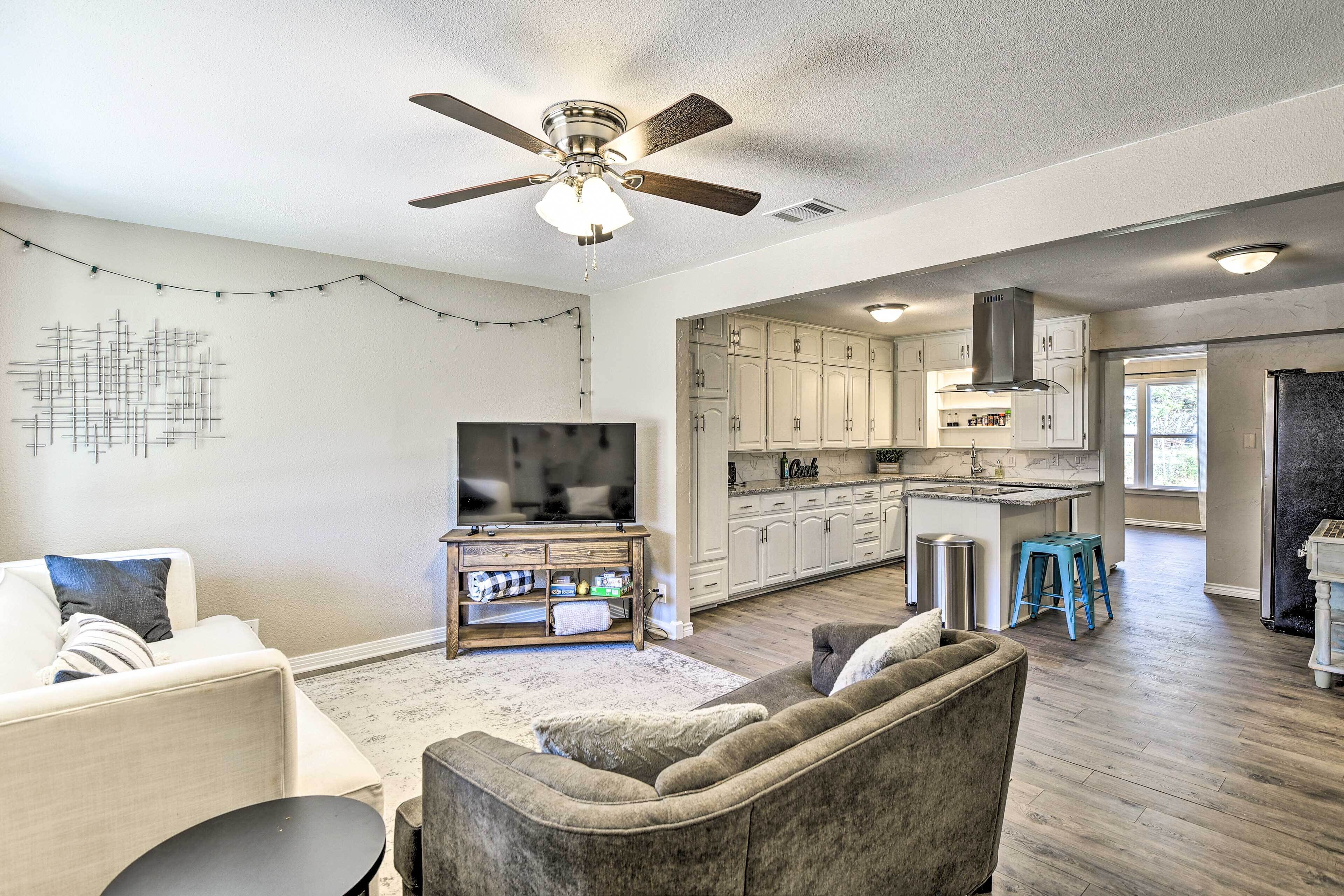 Downtown Arlington Hub 1 Mi to AT&T Stadium!