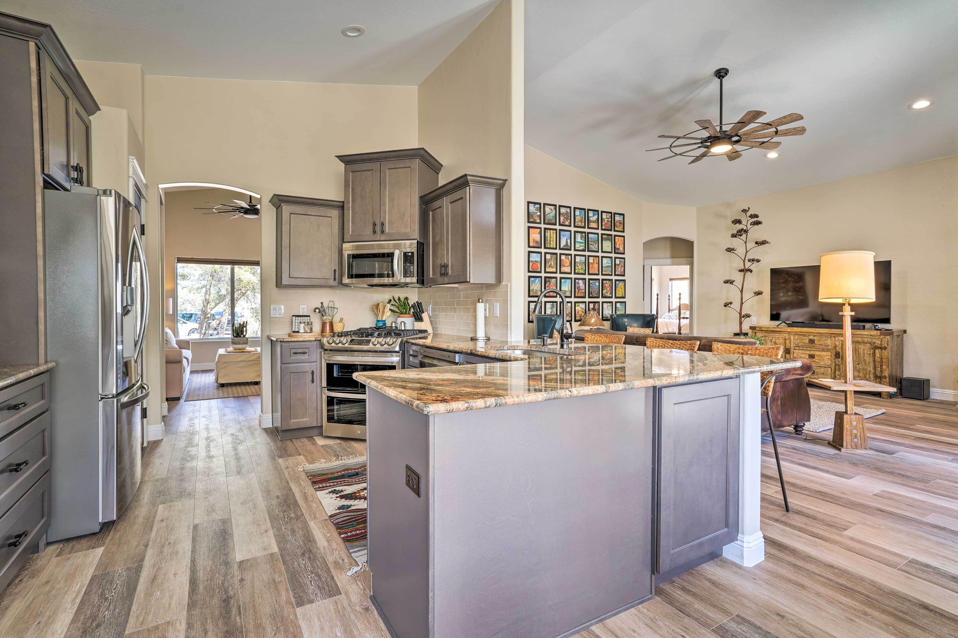 'The Copper Bed' Home w/ Deck: 10 Mi to Dtwn