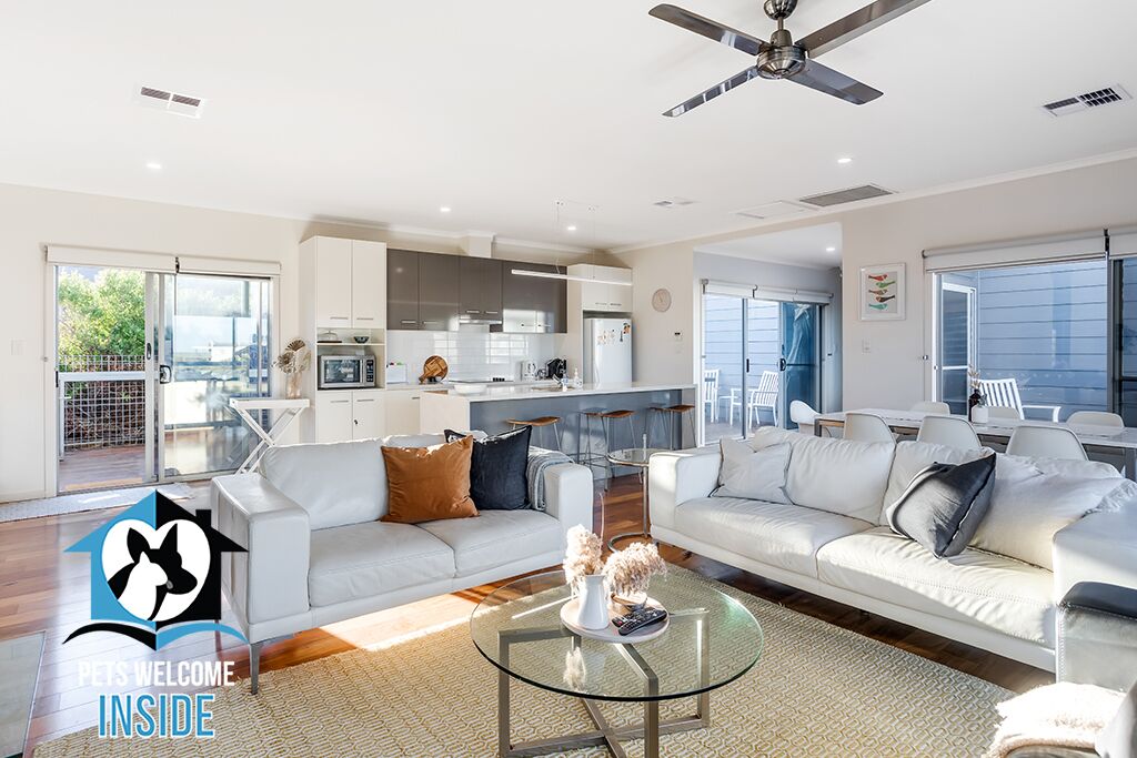 Coastal Style Pavilion House, Sea Views, Big Decks 1 street from Beach -Duney
