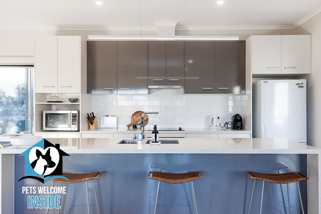 Coastal Style Pavilion House, Sea Views, Big Decks 1 street from Beach -Duney
