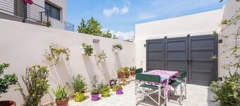 Beautiful design house at 10 mins from the beach