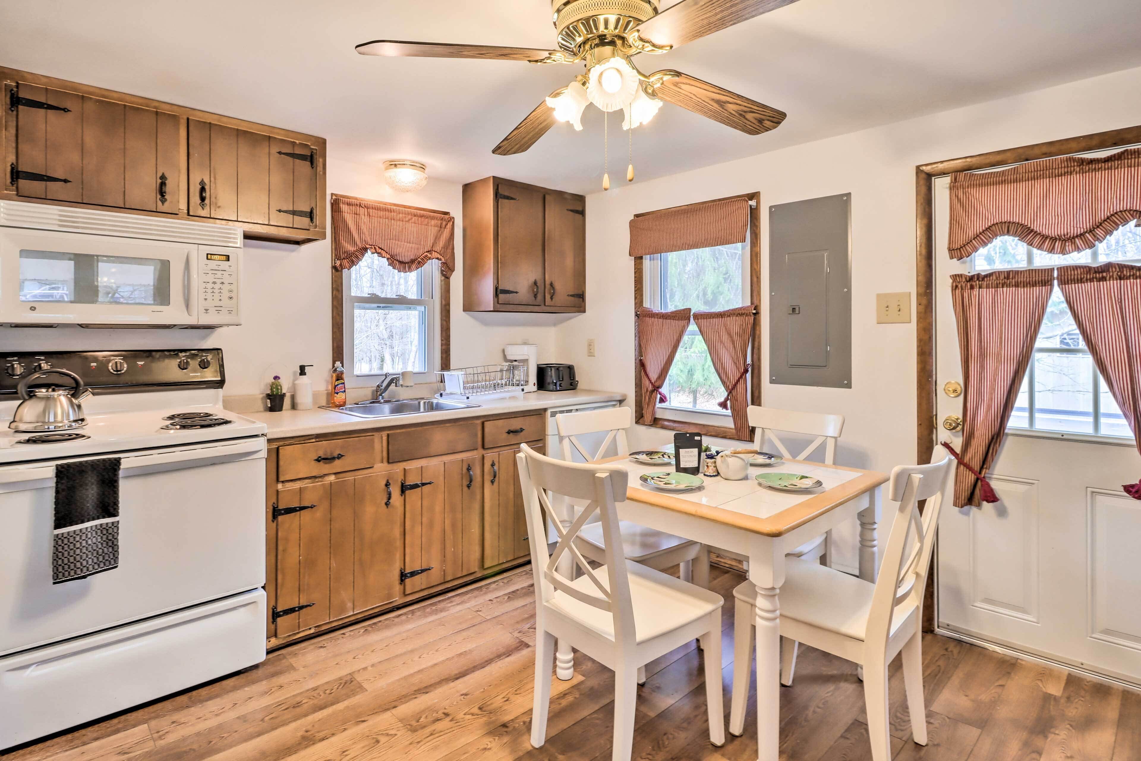 Outdoor Retreat: Cozy Poconos Home by Lake