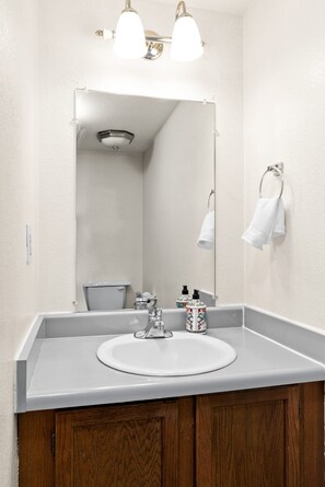 Ensemble douche/baignoire, sèche-cheveux, serviettes fournies, savon
