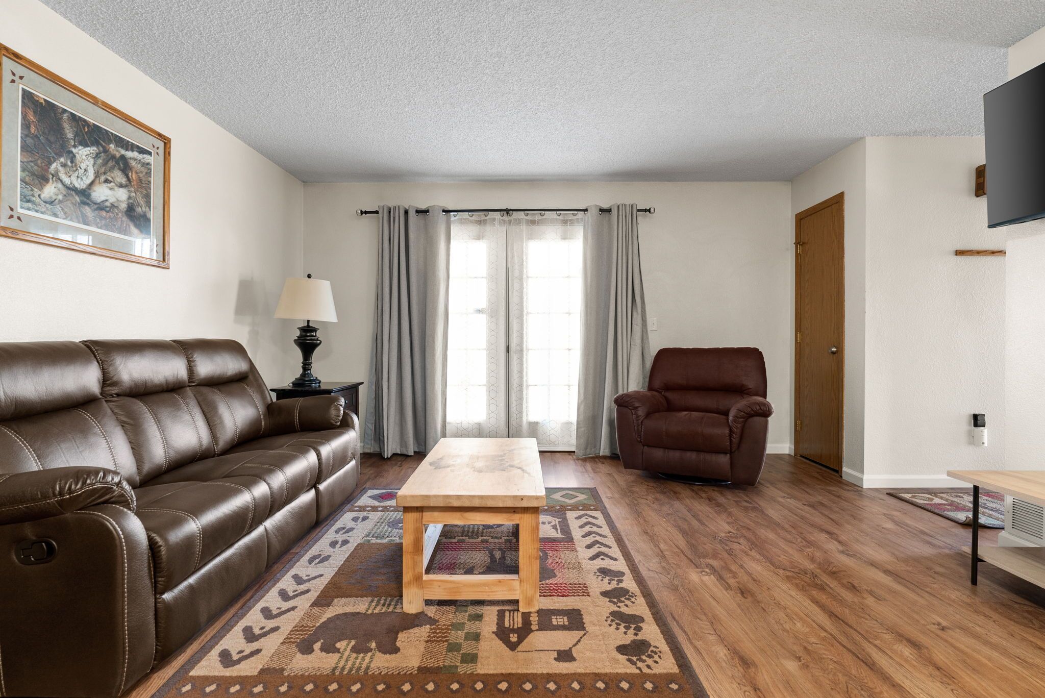 The Alaskan Wolf's Den Close to Airport, centrally located ; private entrance