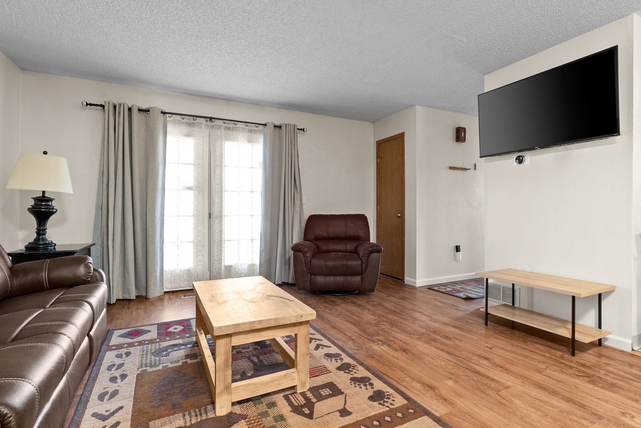 The Alaskan Wolf's Den Close to Airport, centrally located ; private entrance