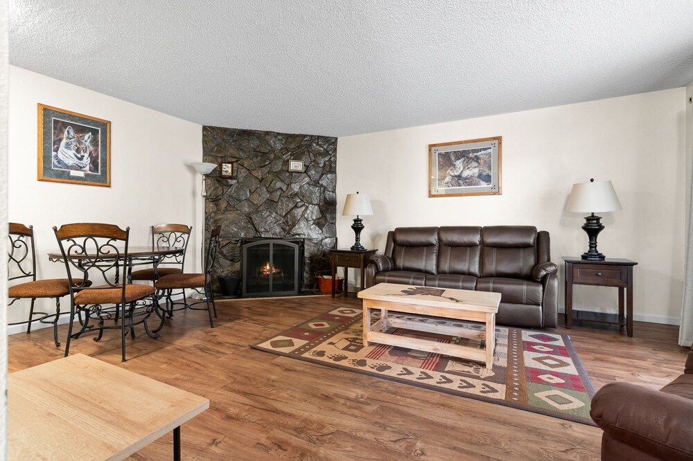 The Alaskan Wolf's Den Close to Airport, centrally located ; private entrance