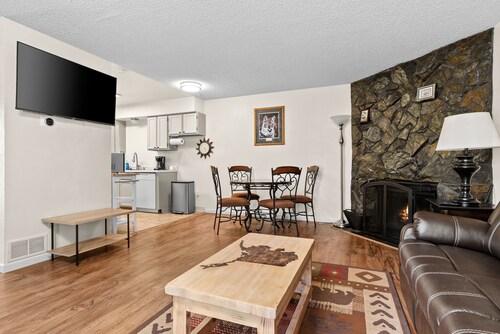 The Alaskan Wolf's Den Close to Airport, centrally located ; private entrance