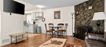 The Alaskan Wolf's Den Close to Airport, centrally located ; private entrance