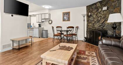 The Alaskan Wolf's Den Close to Airport, centrally located ; private entrance