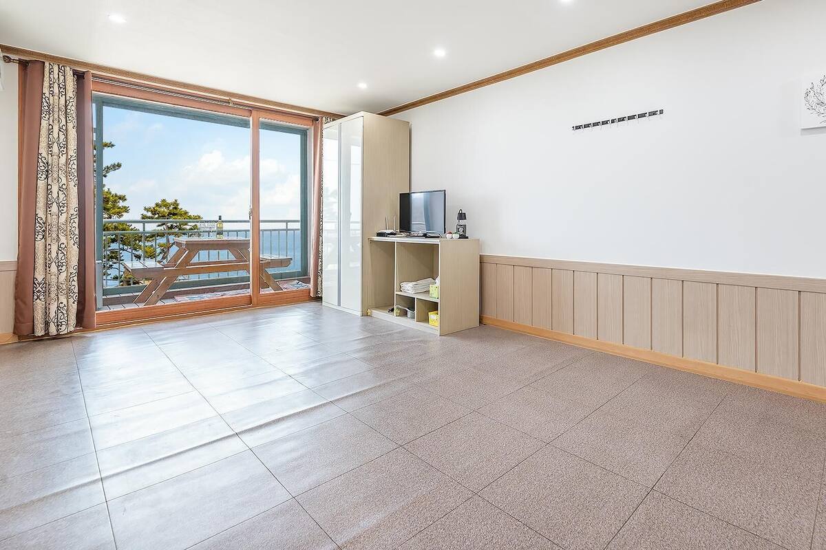 Basic Room, 1 Bedroom (305 (Oceanview)) | 1 bedroom, WiFi (free)