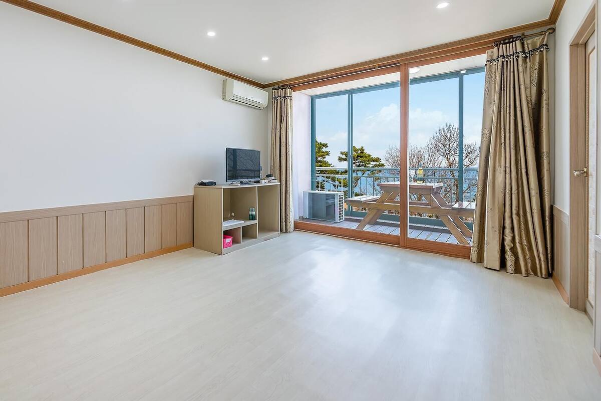 Basic Room, 1 Bedroom (301 (Oceanview)) | 1 bedroom, WiFi (free)